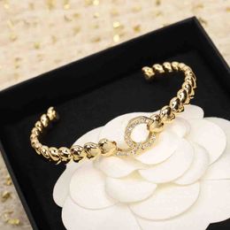 Bracelet ouvert avec breloque de qualité de luxe, en forme de cœur et diamant scintillant, plaqué or 18 carats, avec tampon PS4661A, 2023