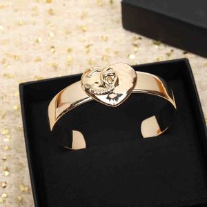 Bracelet ouvert avec breloque de qualité de luxe, en forme de cœur, plaqué or 18 carats, avec tampon large, design PS4659A, 2023