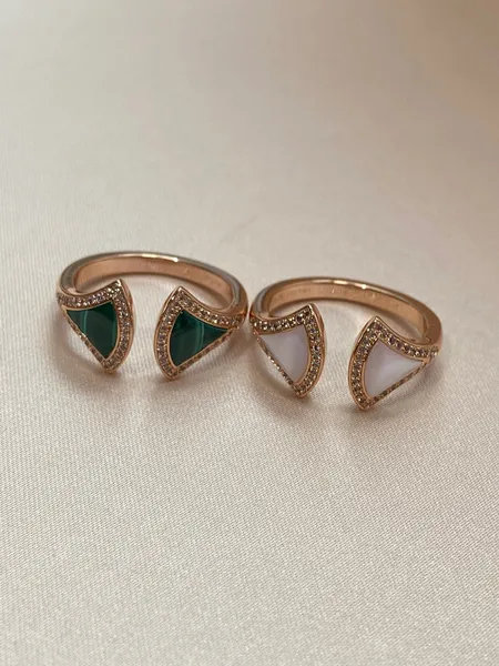 Bague ouverte avec breloque de qualité de luxe, avec coquille blanche et malachite, en forme d'éventail plaqué or rose 18 carats, avec timbre PS4475A, 2023