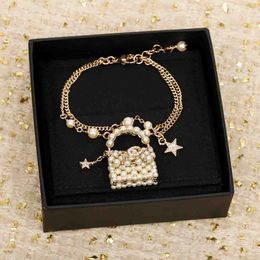 2023 Bracelet pendentif à breloque de qualité de luxe avec perles de coquillage naturel, conception à plusieurs couches et forme d'étoile avec boîte à timbres PS4732A