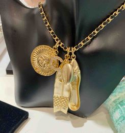 2023 Collier pendentif à breloque de qualité de luxe avec chaussures bateau design de forme ronde et cuir véritable noir en plaqué or 18 carats avec boîte à timbres PS4726A