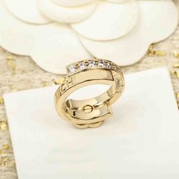 2023 Anillo de banda punk con encanto de calidad de lujo con diamante chapado en oro de 18 quilates con diseño de palabras en caja Sello PS7568A