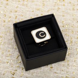 2023 Luxe kwaliteit bedel punkband ring met zwart-wit kleurontwerp in 18k vergulde doos PS3277