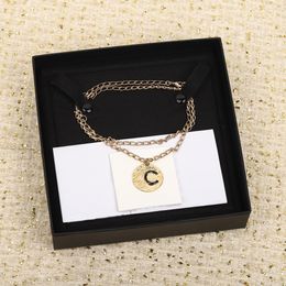 2023 Qualité de luxe Charme forme ronde collier pendentif chandail conception de chaîne en plaqué or 18 carats couleur noire ont le timbre de la boîte PS7131B