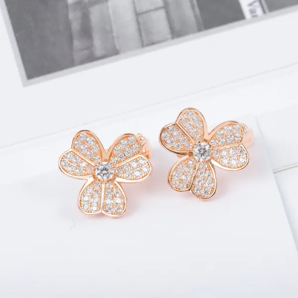 Boucle d'oreille à breloques de qualité de luxe, design de fleur en deux couleurs plaquées, un diamant de grande taille avec tampon de boîte PS7618B, 2023