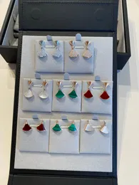 2023 Boucle d'oreille de charme de qualité de luxe avec des perles de coquille de nature en conception de ventilateur de coquille blanche d'agate rouge malachite ont une boîte de timbre PS4459A