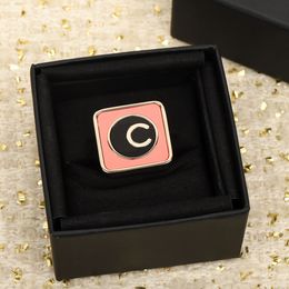 2023 Boucles d'oreilles à breloque de qualité de luxe avec design de couleur rose et noir en or 18 carats plaqué avec anneau de bande de timbre de boîte PS7846A