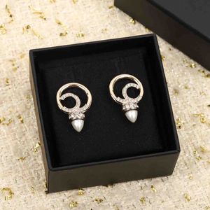 2023 Boucle d'oreille de charme de qualité de luxe avec des perles de diamant et de coquille naturelle, conception de forme ronde avec boîte de timbre PS4681A