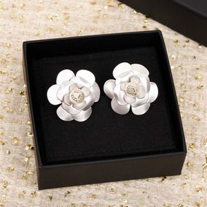 2023 Boucle d'oreille de charme de qualité de luxe avec motif de fleurs et perles de coquillages naturels diamant scintillant en plaqué or 18 carats ont une boîte PS7373326