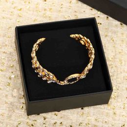 2023 Luxe kwaliteit charme wijd geopende armband met diamanten bladvormontwerp in 18k goud vergulde hebben postzegelbox PS4656A