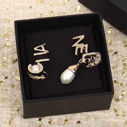2023 Boucles d'oreilles de luxe de qualité Charm word avec des perles de coquille nature en plaqué or 18 carats ont le timbre de la boîte PS3801