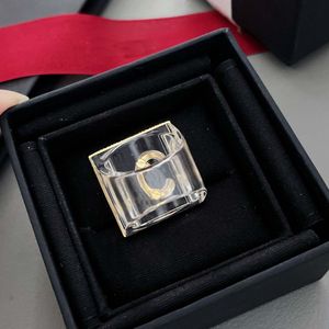 Anillo de banda punk con abalorio especial de calidad de lujo 2023 color transparente en chapado en oro de 18k con sello de caja PS7336B