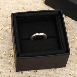 2023 Luxe kwaliteit dunne stijl charme band ring met woorden ontwerp in verzilverd hebben doosstempel ps7486b