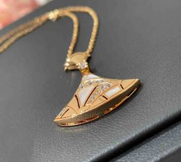 2023 Collier pendentif de style losange à breloque en or V de qualité de luxe avec motif en éventail et perle de coquille blanche en diamant avec tampon de boîte en plaqué or rose 18 carats PS7611B