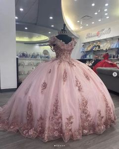 2023 Luxe Quinceanera -baljurkjurken Rose Gold Pink Lades Lace Ruffles Schep Nek Appliques Crystal Beads Pailletten Handgemaakte bloemen Prom avondjurken
