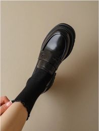 2023 Sandalias de lujo Dise￱ador de metal de metal decoraci￳n de mocasines de cuero zapatos para mujeres con mulas informales de moda talla 35-40