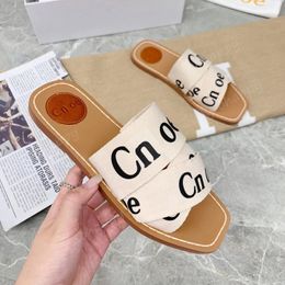 2024Luxury Sandals Woody Mule Flat Dia's Designer Canvas Slippers Damesbrief Sandaal Slipperschoenen Casual Dikke Bottom Net Red Zomer Flat Flops Vrouwen vrouwen