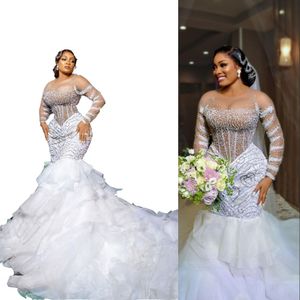 2023 Vestidos de novia de sirena sexy de lujo Perlas con cuentas de cristal Ilusión africana Cuello Volantes Mangas largas con gradas Apliques de encaje Tallas grandes Vestidos de novia personalizados
