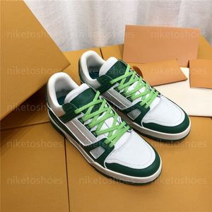 2023 Zapatillas de deporte de lujo Zapatos de tabla para hombre Zapatos de cuero de mezclilla en relieve con cordones Corredores de tendencia de moda diseñados zapatillas de deporte simples y cómodas