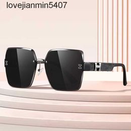 2023 Fábrica de gafas de sol de lujo para la venta barata Nueva h Moda familiar Framels Gafas de sol Personalizadas Versátiles Avanzada Mujer Vidrio de cara simple