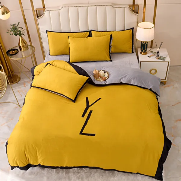 2023 Luxe jaune hiver reine designer literie ensemble lettre imprimé velours housse de couette drap de lit avec 2 pièces taies d'oreiller queen size mode couettes ensembles