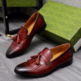 2023 Classic Business Men's Dress Shoes de moda Marca de moda Elegantes zapatos de boda formales Tassels Slip on Office Oxford Shoes Tamaño 38-45