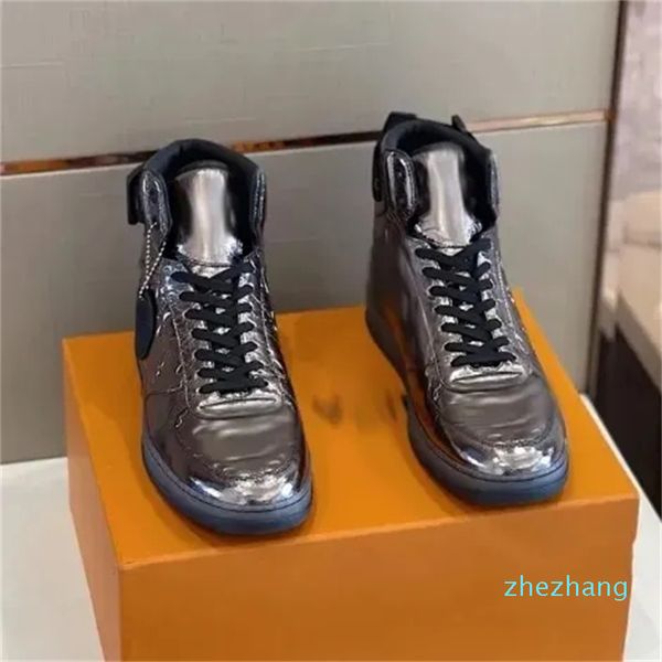 2023-Man Martin botas cortas de cuero de vaca Hebilla de cinturón Zapatos de metal para hombres Zapatos clásicos de abeja Tacones gruesos Diseñador de cuero Moda de tacón alto