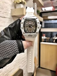 2023 Man Kijk Fashion Quartz herenhorloges cadeau mannen koolstofvezelpatroon 6 handen lopende seconden platte taps toelopende kroon trend