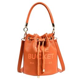 2023 marc BUCKET bolsos Nuevo estilo para mujer para hombre el bolso de mano cubos Cierre de tirón de lujo Cordón con correa para el hombro Cartera de embrague de diseñador Bolsos cruzados