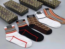 2023 Mannen en vrouwen designer sokken retro brief print merk mode sok men039s herfst winter sokken hele2985000