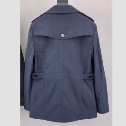 2023 Hombres y mujeres Trench Collar Slim Fit Chaqueta de manga larga a prueba de viento Marca de diseñador Abrigo clásico Otoño e invierno M-3XL a prueba de viento