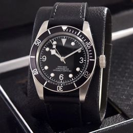 2023 relojes de diseñador para hombre reloj mecánico automático para hombre diseño correa de cuero de calidad aaa etiqueta de tanque negro con cierre depolymnet