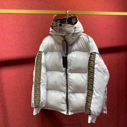 2023 Chaquetas de plumón de diseñador para hombre Invierno Últimas chaquetas de algodón para mujer Abrigos de parka Moda al aire libre c Ouples Engrosamiento en blanco y negro Warmpm1a