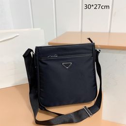 2023 Heren Zwarte Aktetassen Designer Nylon Schoudertassen Mode Crossbody Driehoek Messenger Bag Middelgrote Mannen Korte Cases192s