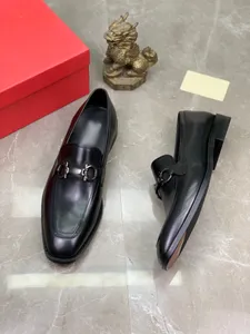 2023 Mens Designer Dress Shoes Black Metal Buckle Luxe mode zachte mannen casual teen prom avondschoen met originele doos