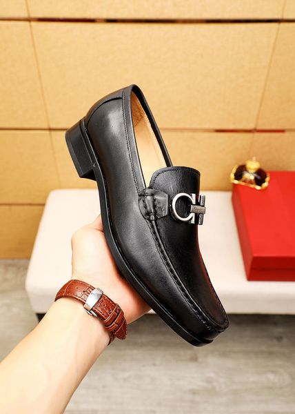 2023 Zapatos de vestir de diseñador para hombre Slip On Formal Busines Pisos hechos a mano Marca masculina Zapatos de fiesta de boda de cuero genuino Tamaño 38-45