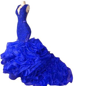 2023 Mermaid Prom jurken Organza Ruffles gelaagde rok v nek illusie Royal Blue Red Lace Appiques Crystal kralen avondjurken feestjurk sweep trein