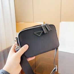 2023 Mens Mini Caméra Sacs designer sac bandoulière épaule téléphone sac de luxe cross body hommes rabats mode Cuir Triangle 5A
