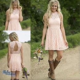 2023 Modest Country Western Full Lace Peach Vestidos de dama de honor de encaje corto Una línea Cuello alto Sin mangas Fiesta de bodas Ropa formal