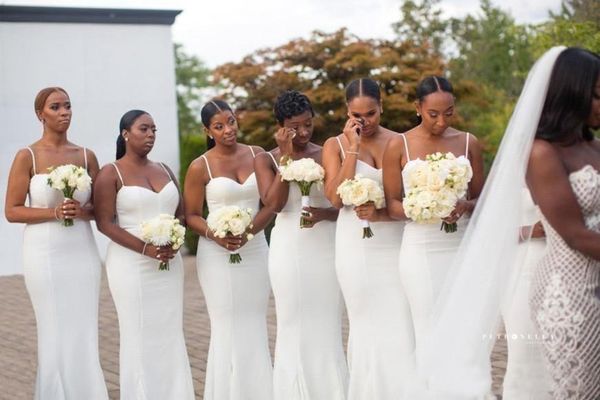 2023 Vestidos de dama de honor con tirantes finos blancos modestos Vestidos de dama de honor de satén sin mangas con pliegues Vestidos de invitados de boda africanos baratos