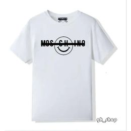 2023 Moschino Designer T-shirt en coton pour femmes de haute qualité T-shirt à manches courtes à col rond pour hommes et femmes Mode imprimé court ample 7697