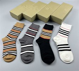 2023 Multi -kleuren modeontwerper Mens Socks Dames hoogwaardige veelzijdige klassieker en enkel Ademende gemengd voetbalbasketbal S5