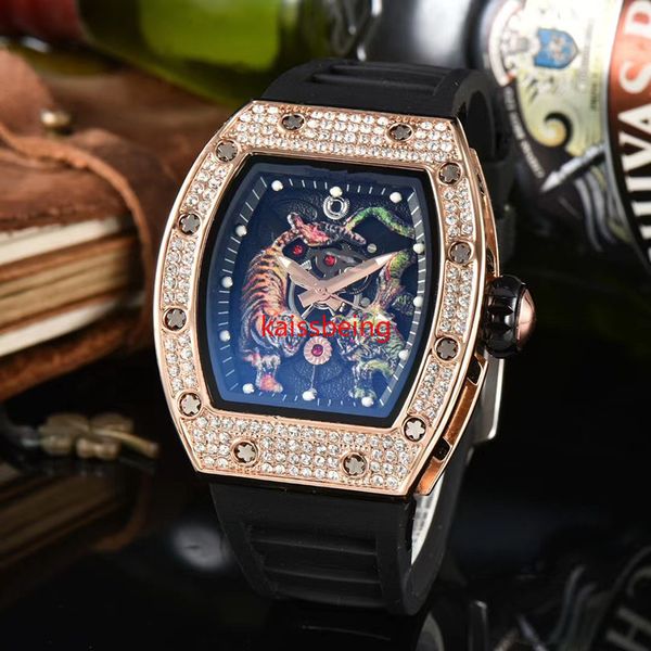 2023 Multifunción Automático 3 pines Top AAA Reloj para hombres Luminoso Dragón Tigre Diamante Patrón Cuarzo