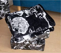 2023 Nuevo 150x200cm Manta de diseño negro suave Manta Fleece Throws Sofá Cama Avión Mantas de viaje Toallas Mantas Regalo de lujo para niños AdultA02