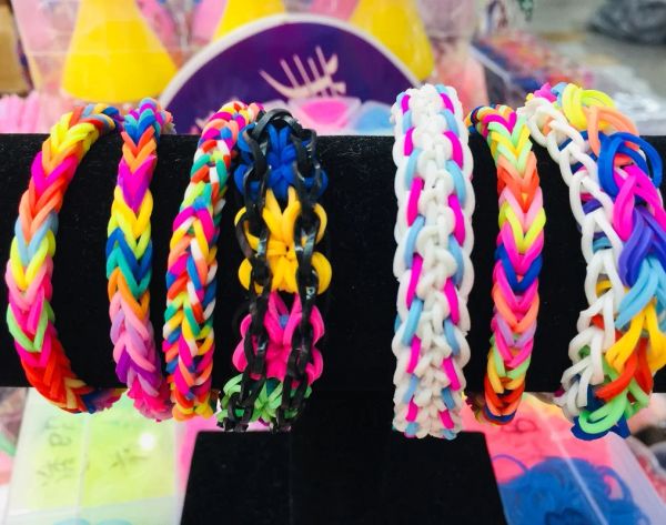 2023 Nuevas bandas de telar mixtas creativas de 300pcs Juego de pulseras de bricolaje de bricolaje Diy Kit Rubber Band Woven Bracelets Toys Craft Toys Girls Regals