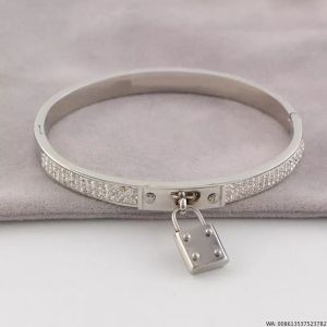 2023 Nouvelle Arrivée Vente Chaude Mode Bracelet En Acier Aimant Serrure En Cuir Bracelets Pour Hommes Or 22k Lettre Unisexe Amant Charme Bracelet Classique Bijoux De Créateur Cadeau