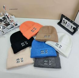 2023 Nouvel artiste Designer chapeau tricoté pour hommes et femmes en hiver chapeau d'urinoir sans bride de haute qualité chapeau de laine classique imprimé lettre disponible en sept couleurs