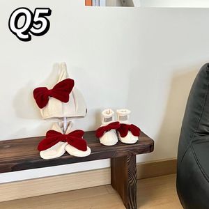 2023 nouveau bébé trois pièces ensemble Q série chapeau écharpe bébé chaussures cachemire couleur unie dessin animé chaud marque de créateur de mode AAAAAA