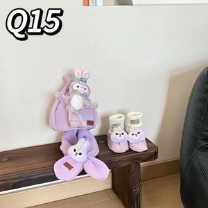2023 nouveau bébé trois pièces ensemble Q série chapeau écharpe bébé chaussures cachemire couleur unie dessin animé chaud marque de créateur de mode AAAAA