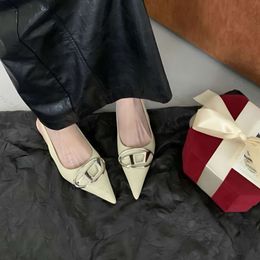 2023 neue Baotou-Sandalen für Damenschuhe, Frühling/Sommer, neuer Slope-Absatz, spitzer Metall-Quadrat-Schnalle-Stil, vielseitiger Rückraum